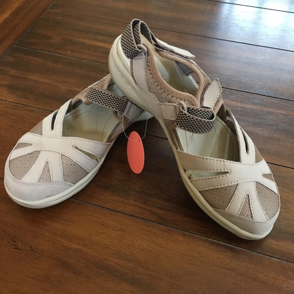 easy spirit sandals wide width